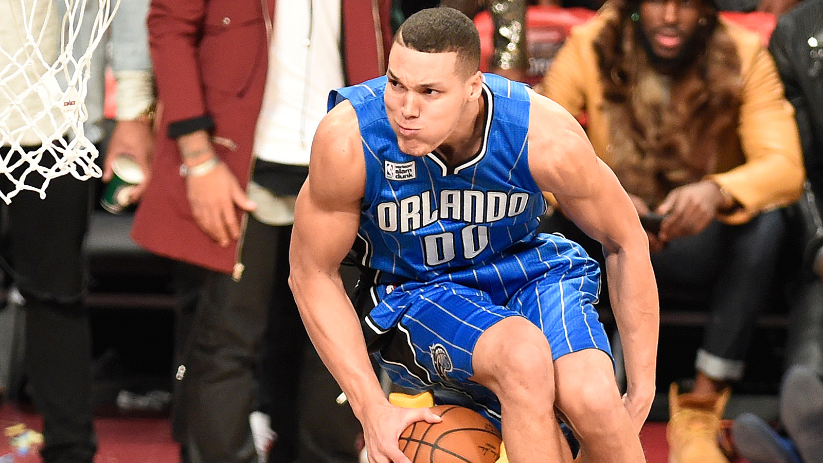 Feb 13, 2016; Toronto, Ontario, Canada; Orlando Magic player Aaron Gordon (00) dunks the ball over Magic mascot 