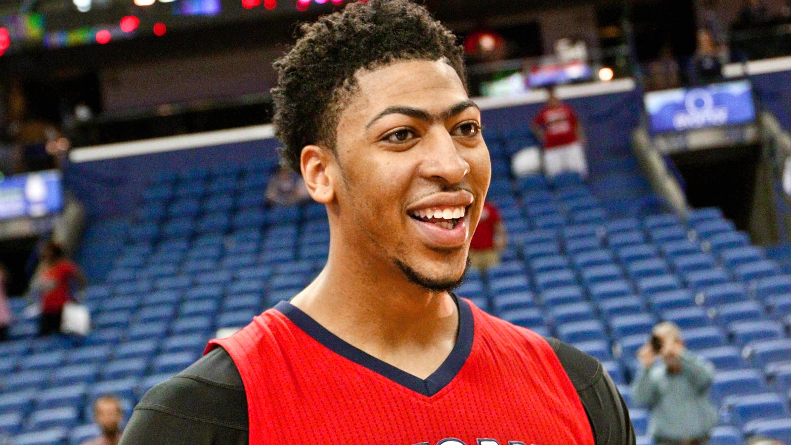 Anthony Davis does the 'Nae Nae' on 'Late Late Show' .