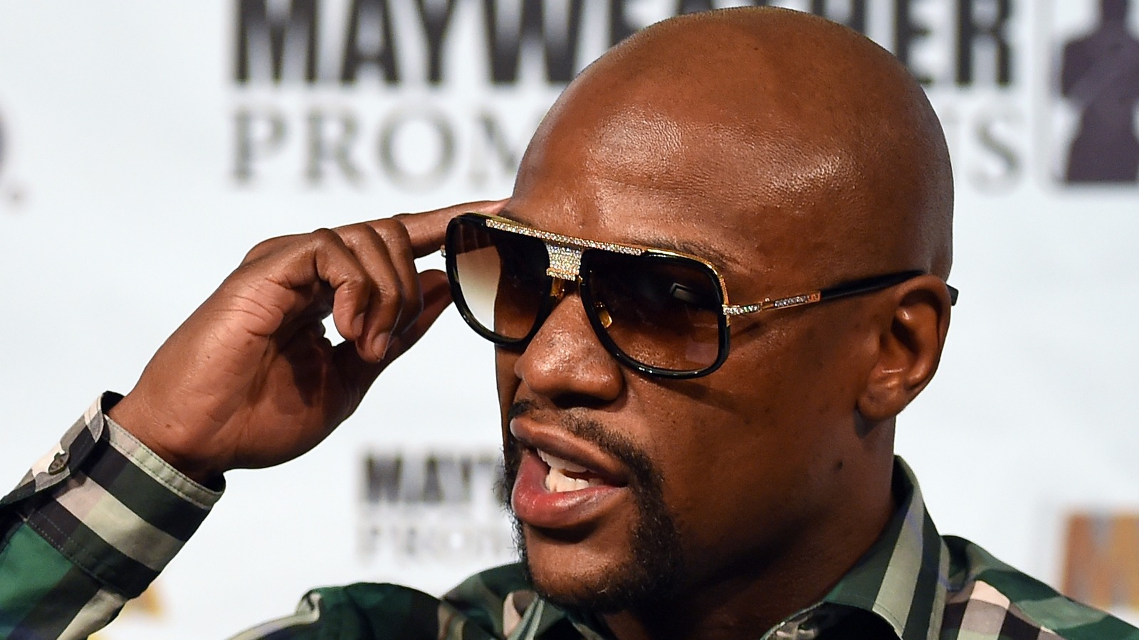Floyd Mayweather spends thousands on haircuts every week | FOX Sports